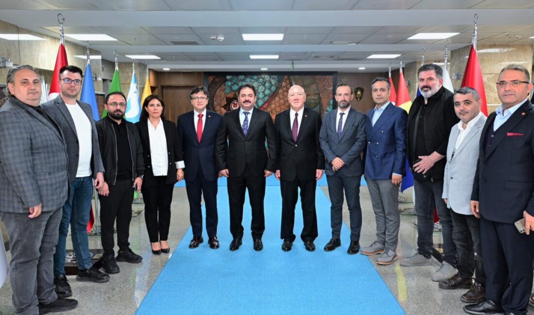 BGC’den Bursa Emniyet Müdürü Gökce’ye ziyaret Bursa Gazeteciler Cemiyeti Başkanı Nuri Kolaylı ve Yönetim Kurulu üyeleri,