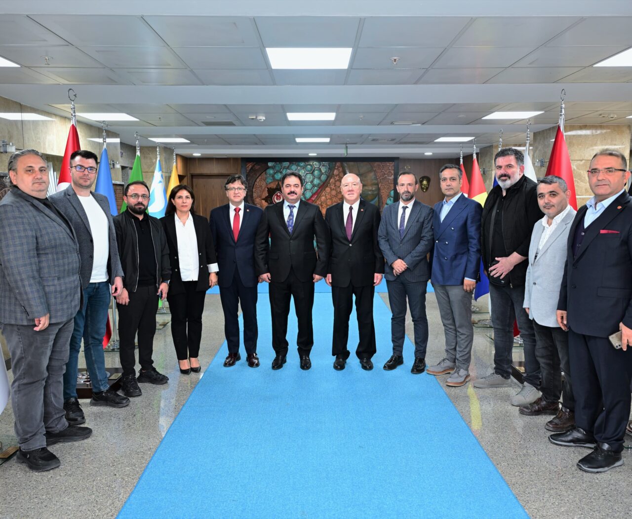 Bursa Gazeteciler Cemiyeti Başkanı Nuri Kolaylı ve Yönetim Kurulu üyeleri,